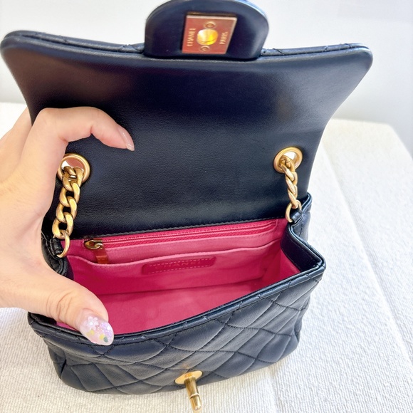 90% NEW CHANEL BLACK LAMB LEATHER SQUARE BAG - Picture 4 of 13